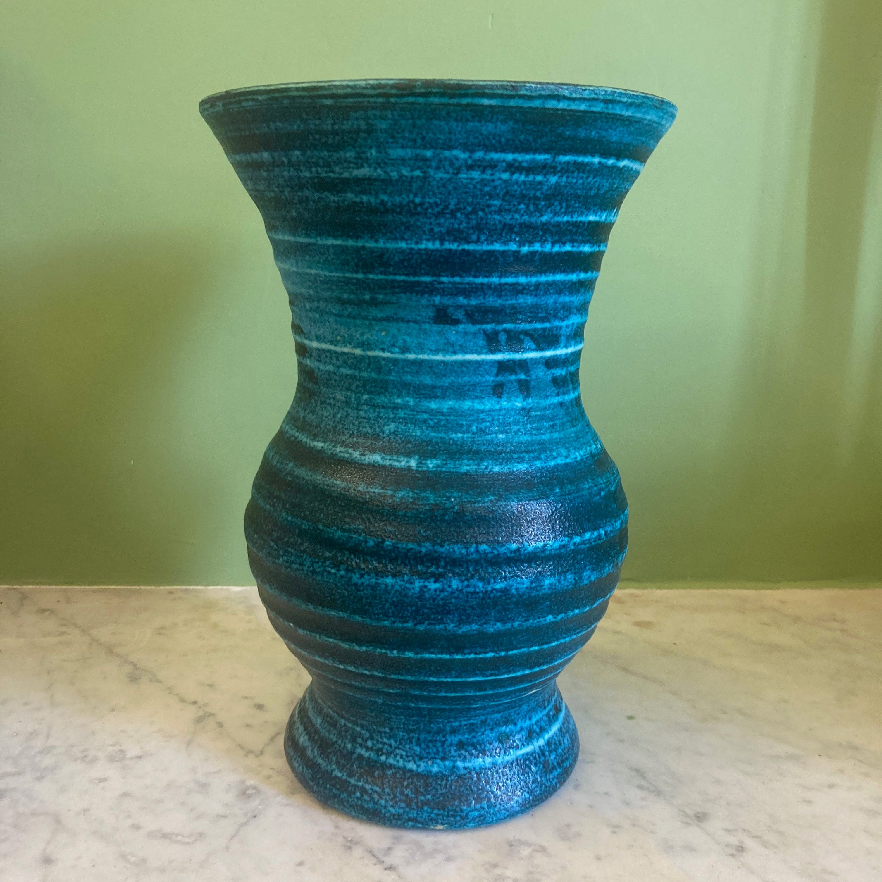 Vase en grés émaillé bleu signé Accolay