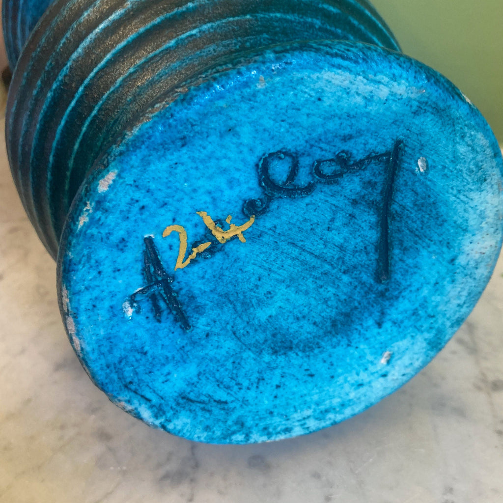 Vase en grés émaillé bleu signé Accolay