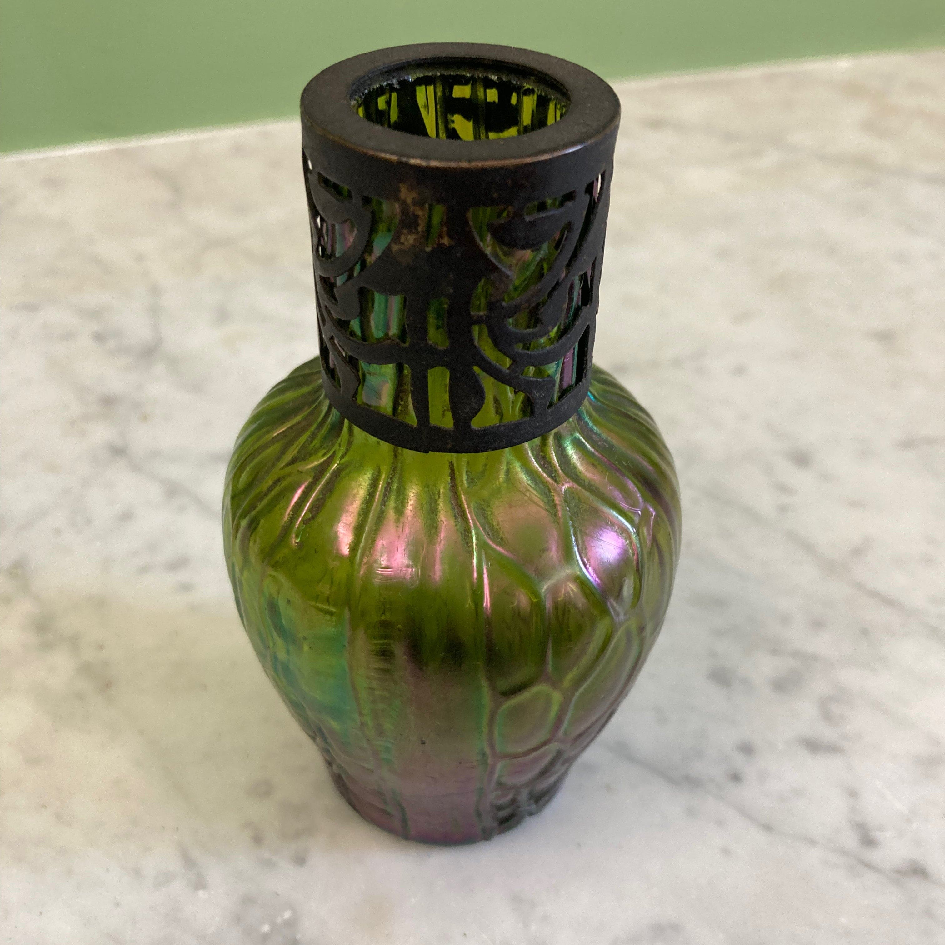 Vase art nouveau à reflets irisés