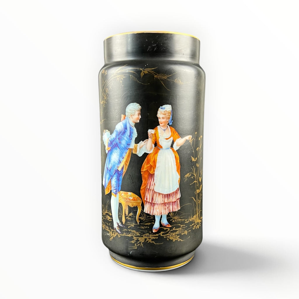 Vase Baccarat en opaline noire à décor polychrome d'une scène galante avec rehauts dorés, fin XIXe siècle
