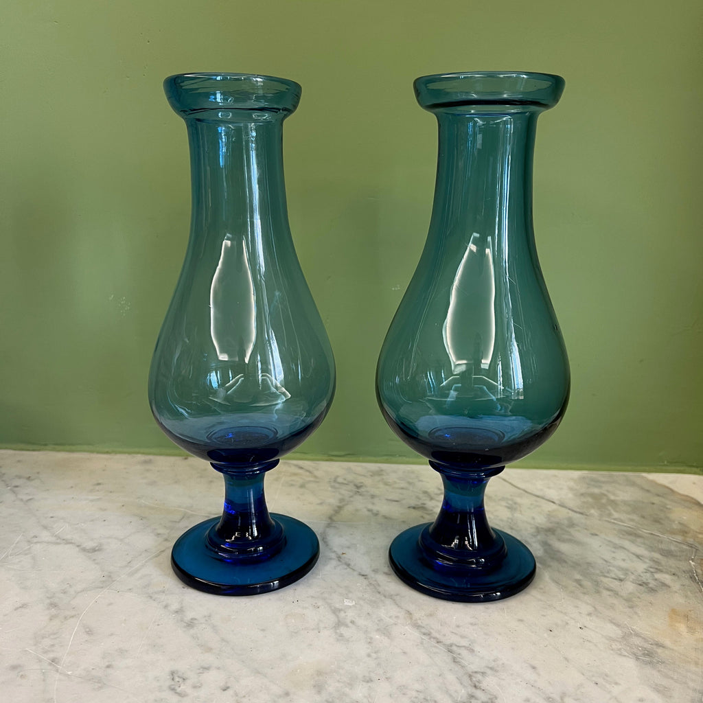Paire de vases à jacinthes en verre soufflé bleu cobalt du 19ème siècle.