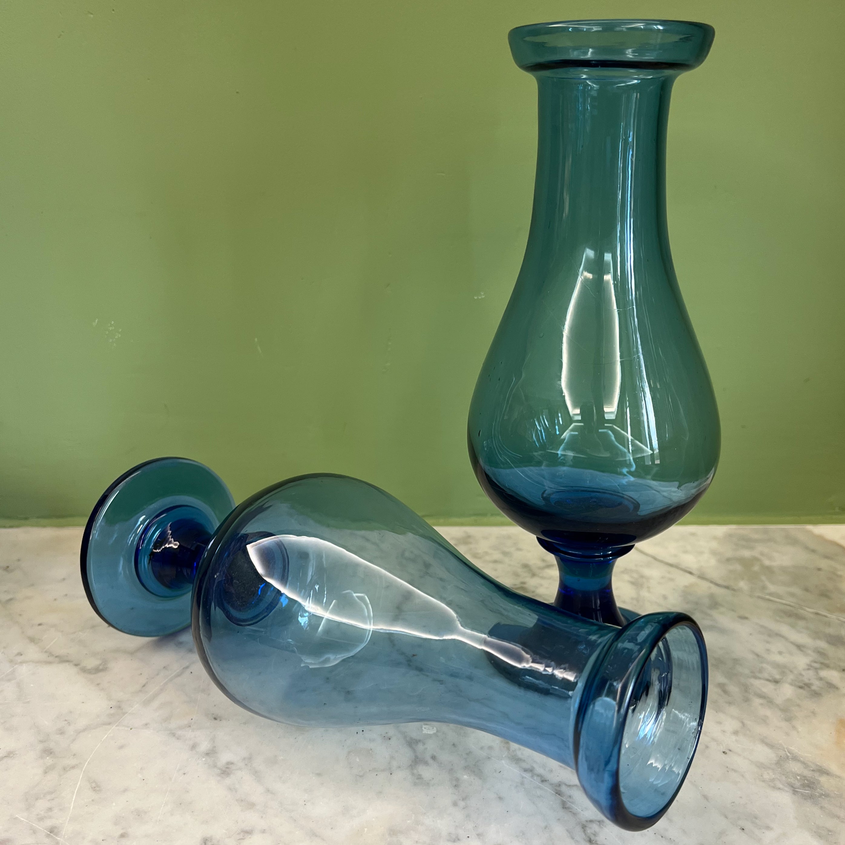 Paire de vases à jacinthes en verre soufflé bleu cobalt du 19ème siècle.