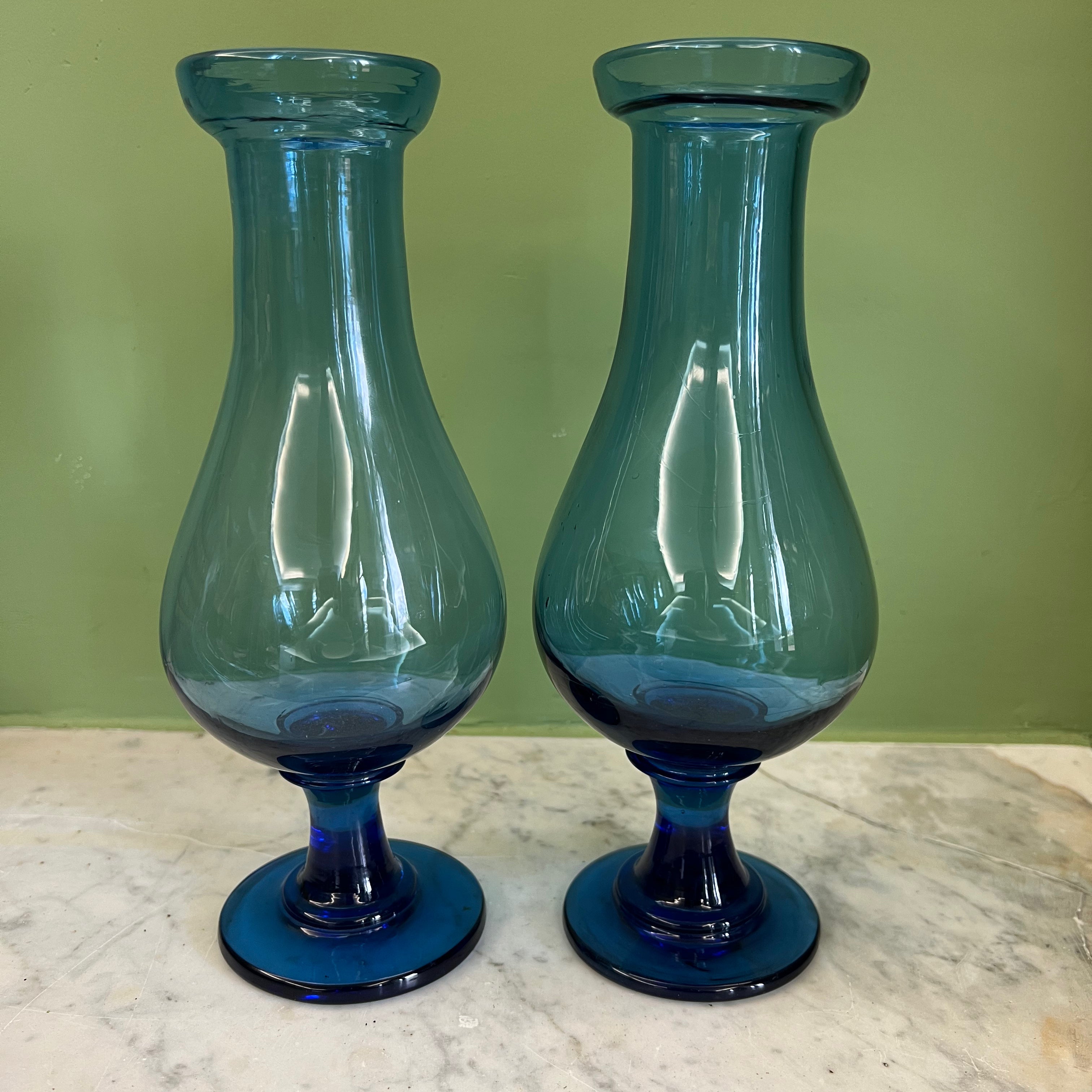 Paire de vases à jacinthes en verre soufflé bleu cobalt du 19ème siècle.