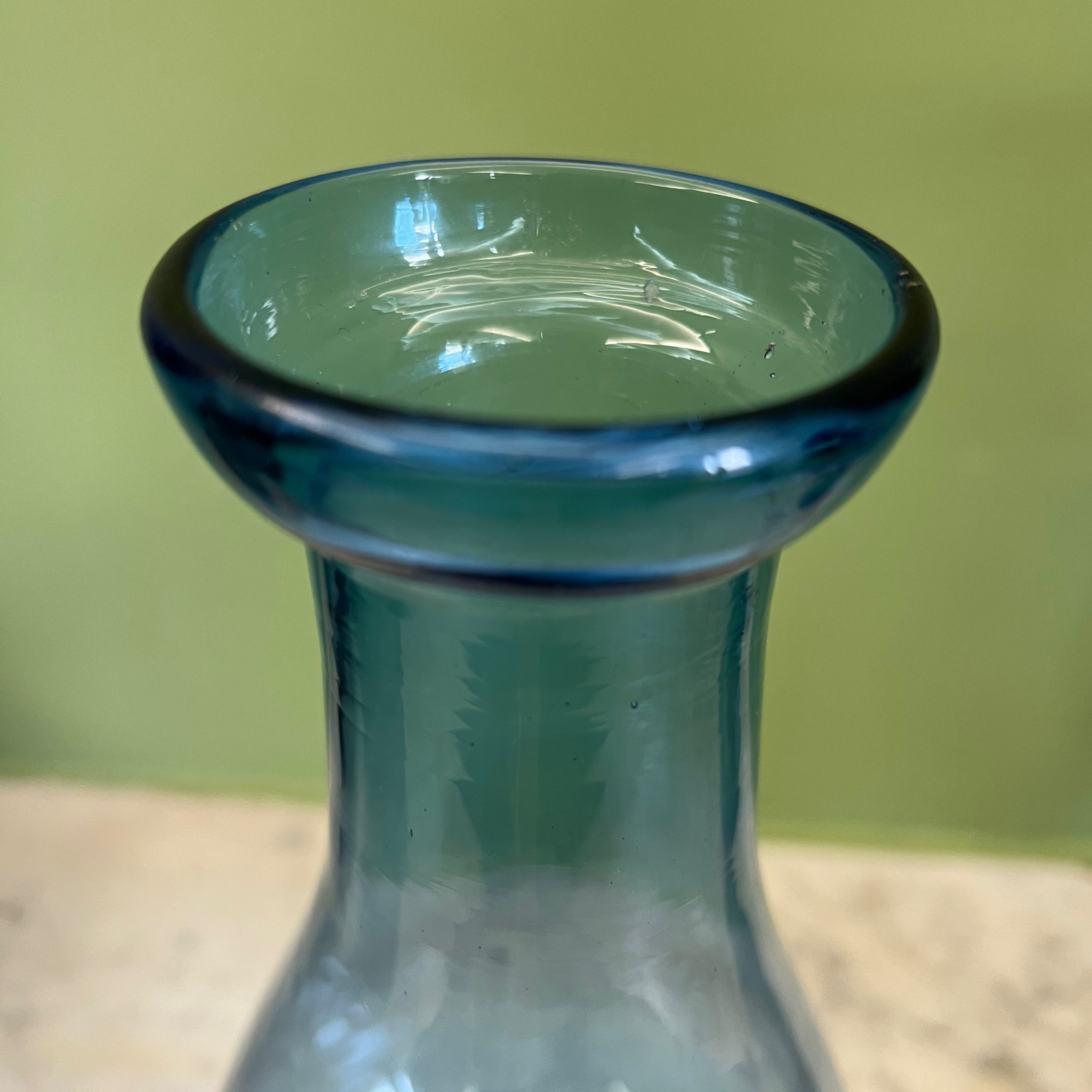Paire de vases à jacinthes en verre soufflé bleu cobalt du 19ème siècle.