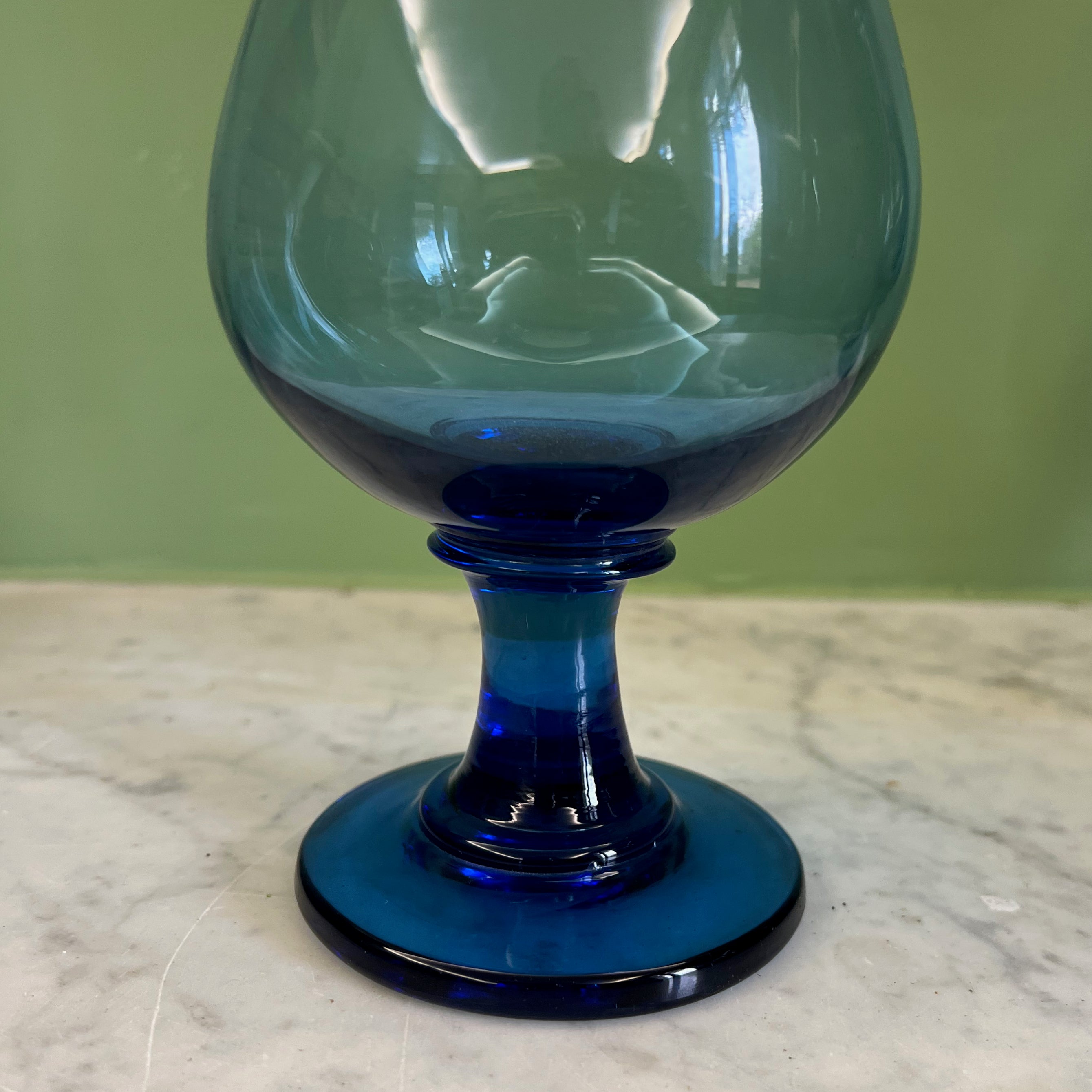 Paire de vases à jacinthes en verre soufflé bleu cobalt du 19ème siècle.