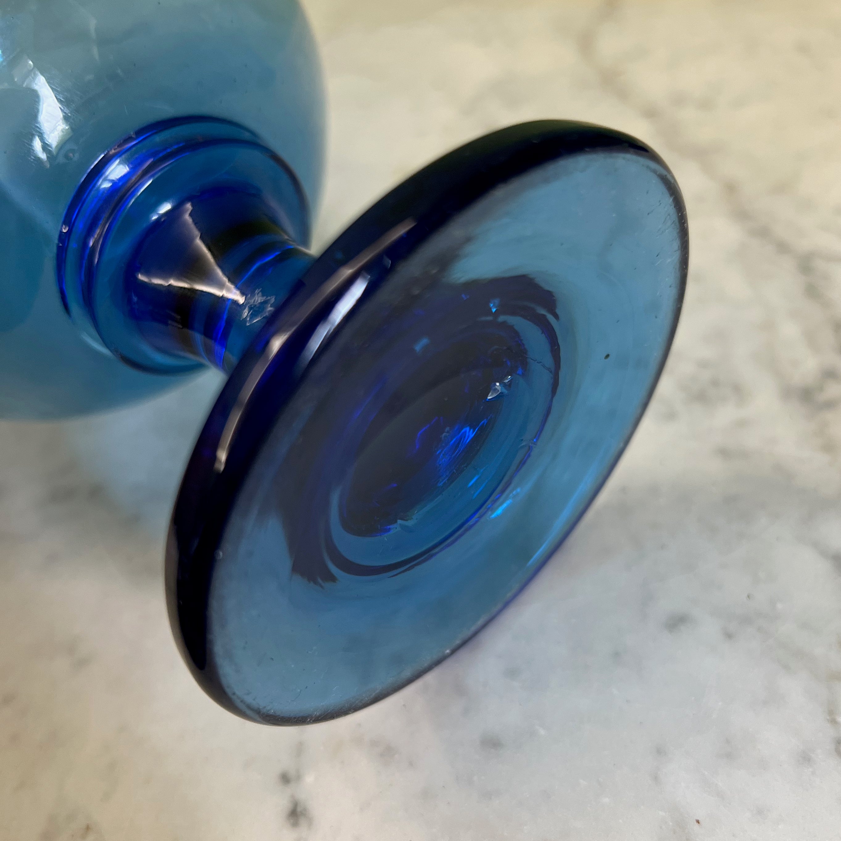 Paire de vases à jacinthes en verre soufflé bleu cobalt du 19ème siècle.