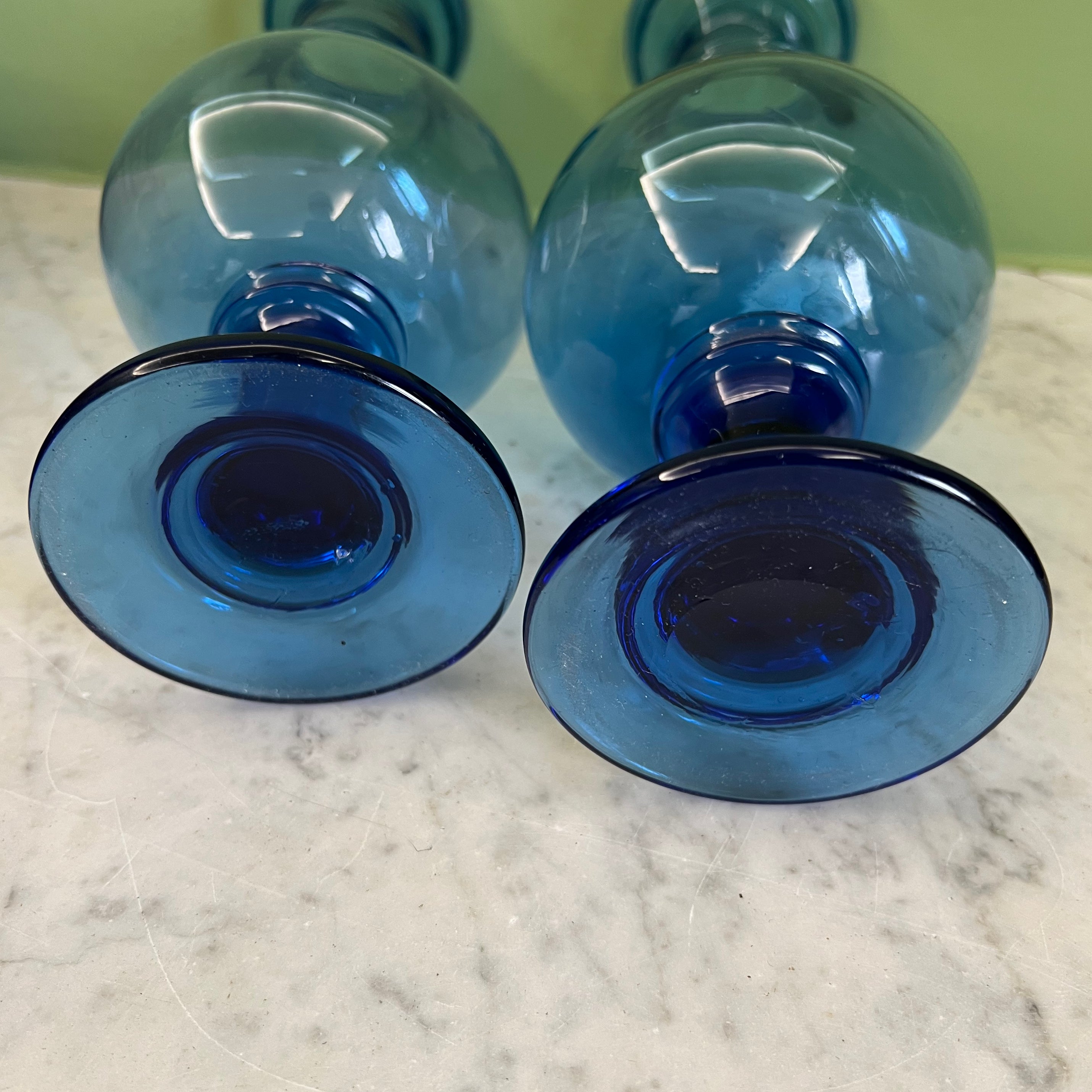 Paire de vases à jacinthes en verre soufflé bleu cobalt du 19ème siècle.