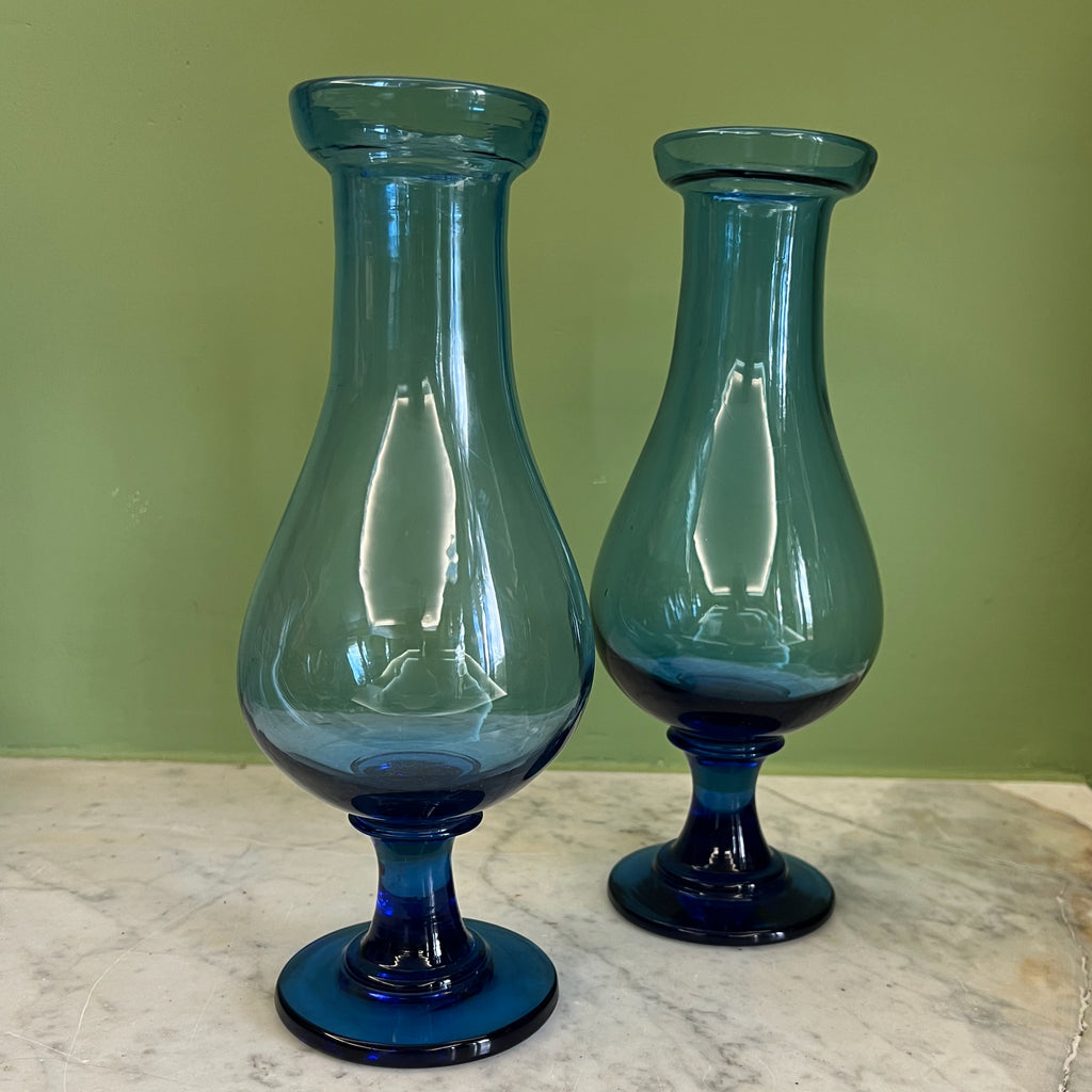 Paire de vases à jacinthes en verre soufflé bleu cobalt du 19ème siècle.