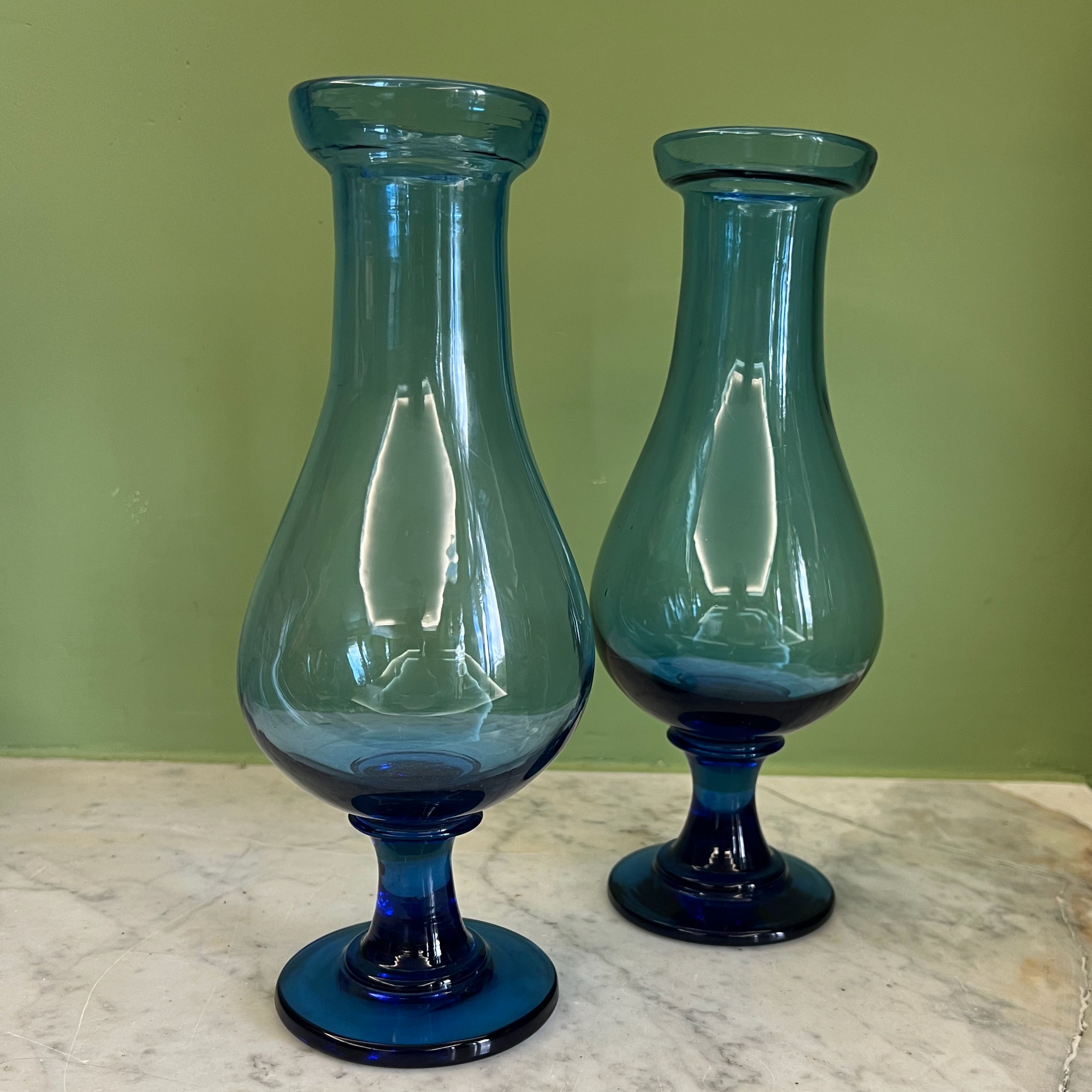 Paire de vases à jacinthes en verre soufflé bleu cobalt du 19ème siècle.