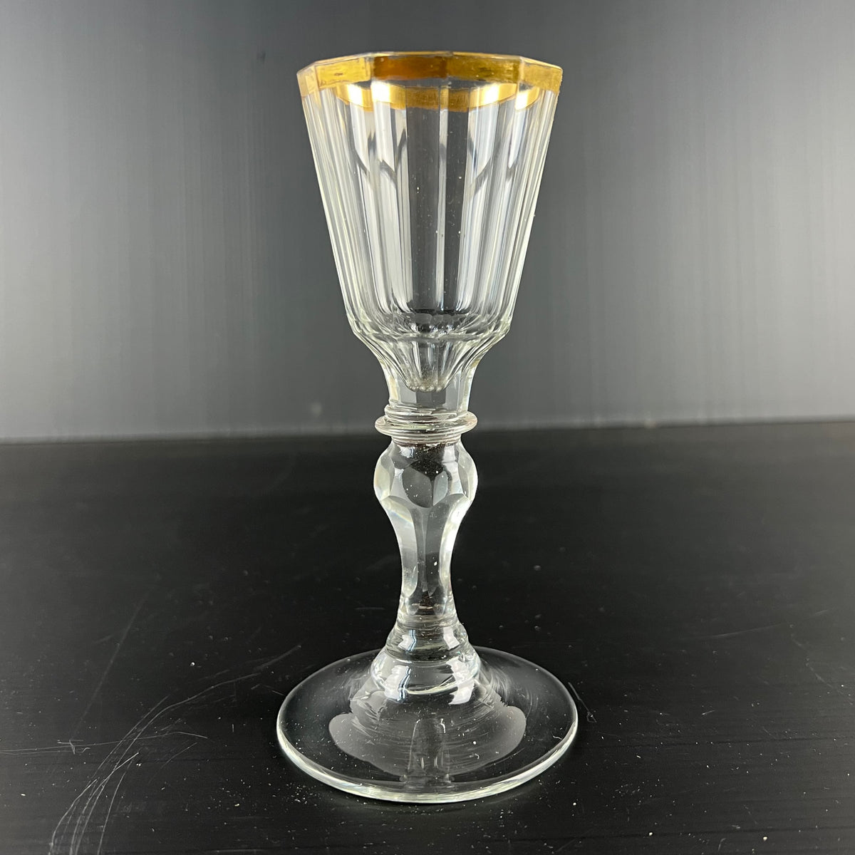 Ancien verre a pied en cristal de Silesie taillé a côtes plates et filet doré fin XVIIIE siècle