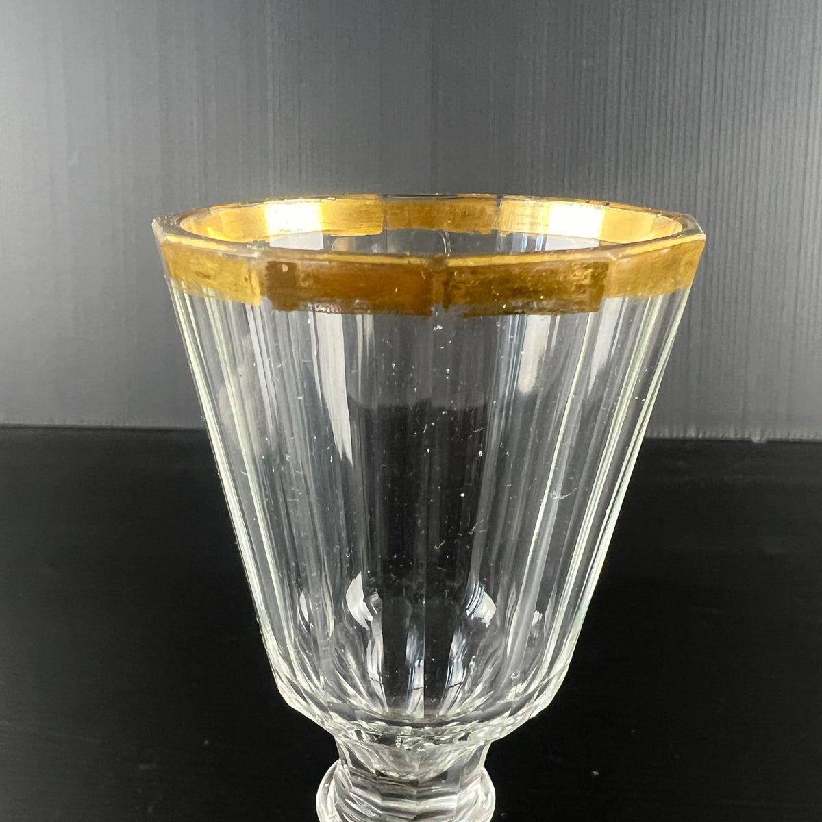 Détail du calice du verre de silésie.