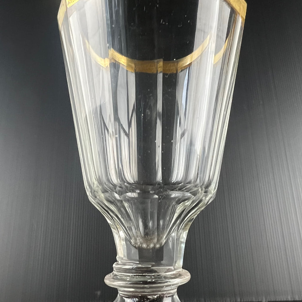 Détail des côtes plates sur le calice du verre de silésie