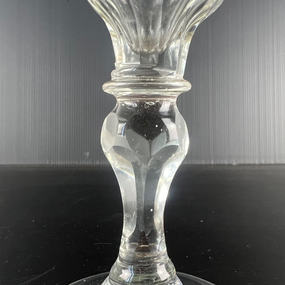 Détail de la jambe du verre de silésie