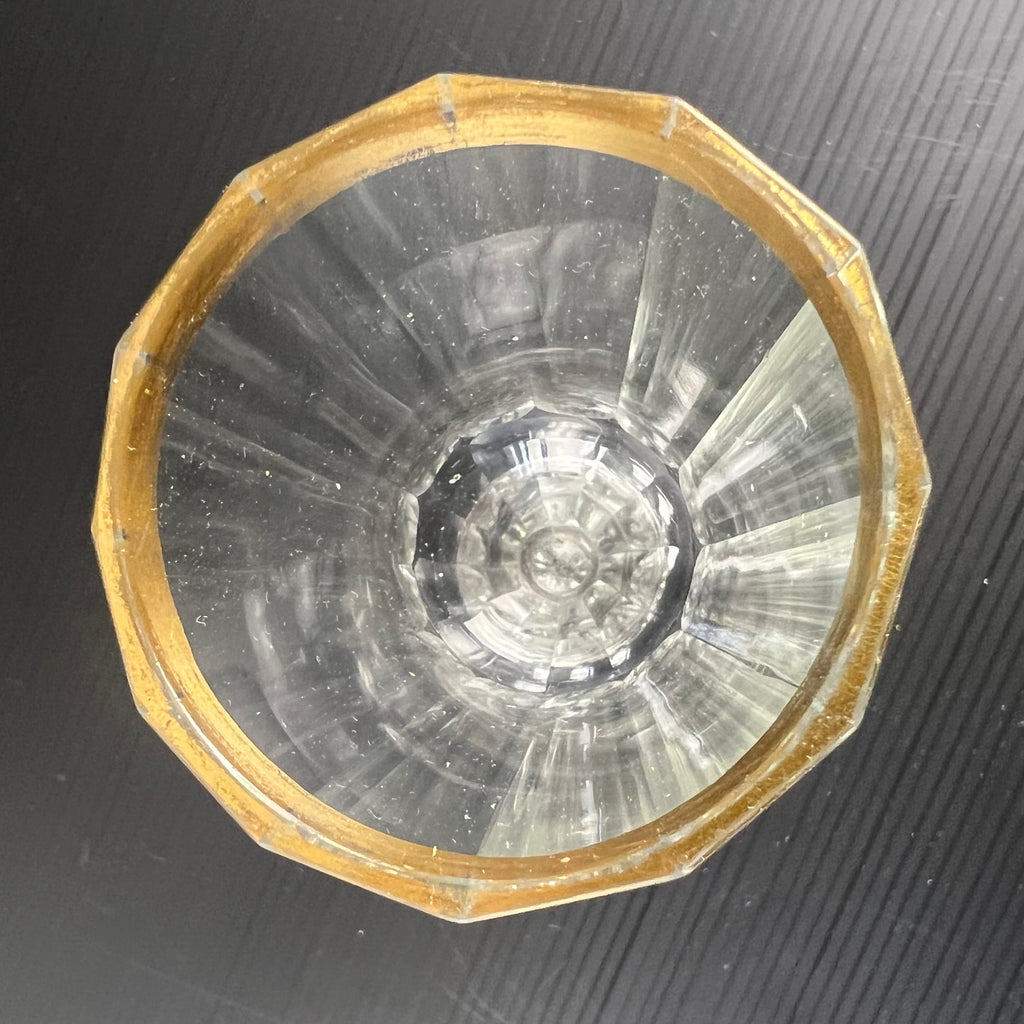 Détail de la bordure dorée du verre de silésie.