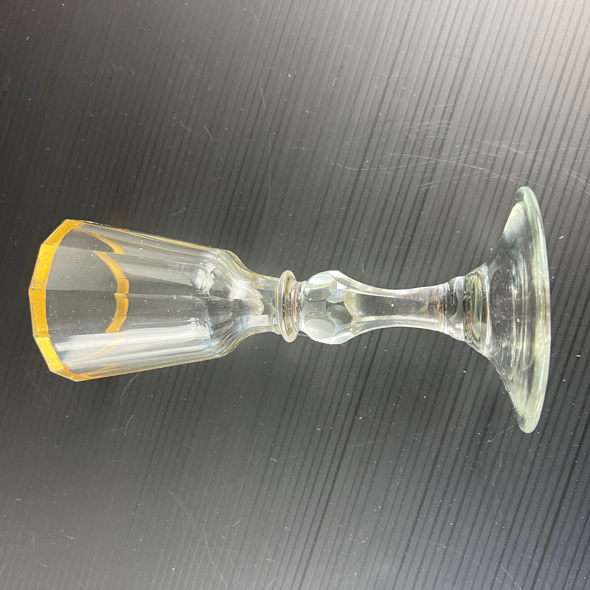 Autre vue du verre a pied en cristal de Silesie taillé a côtes plates et filet doré fin XVIIIE siècle