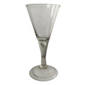 Grand verre à vin de forme cornet du XVIIIe siècle en verre soufflé avec goutte d'air dans la jambe.