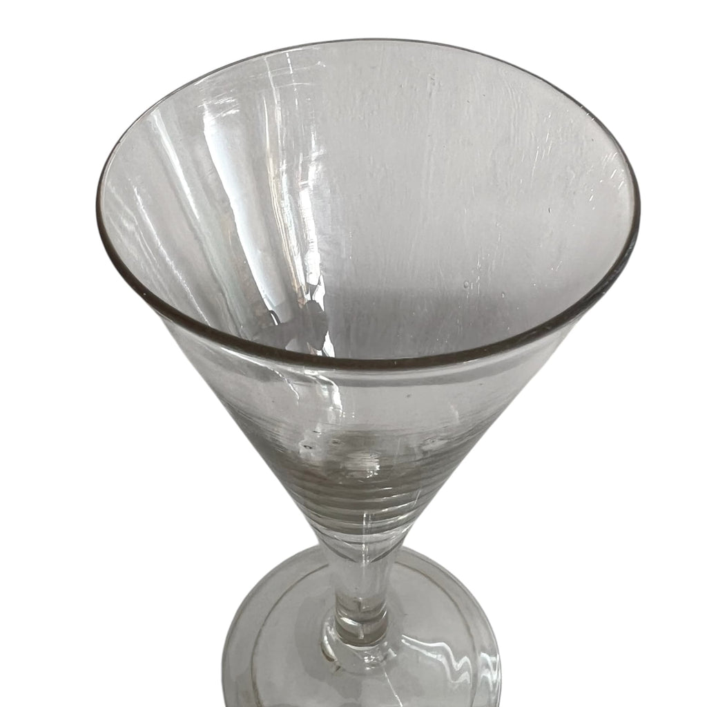 Grand verre à vin de forme cornet du XVIIIe siècle en verre soufflé avec goutte d'air dans la jambe.