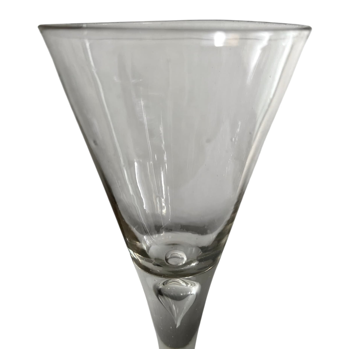 Grand verre à vin de forme cornet du XVIIIe siècle en verre soufflé avec goutte d'air dans la jambe.