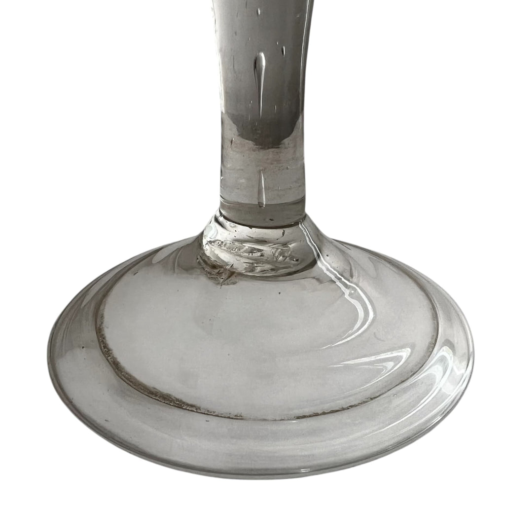 Grand verre à vin de forme cornet du XVIIIe siècle en verre soufflé avec goutte d'air dans la jambe.