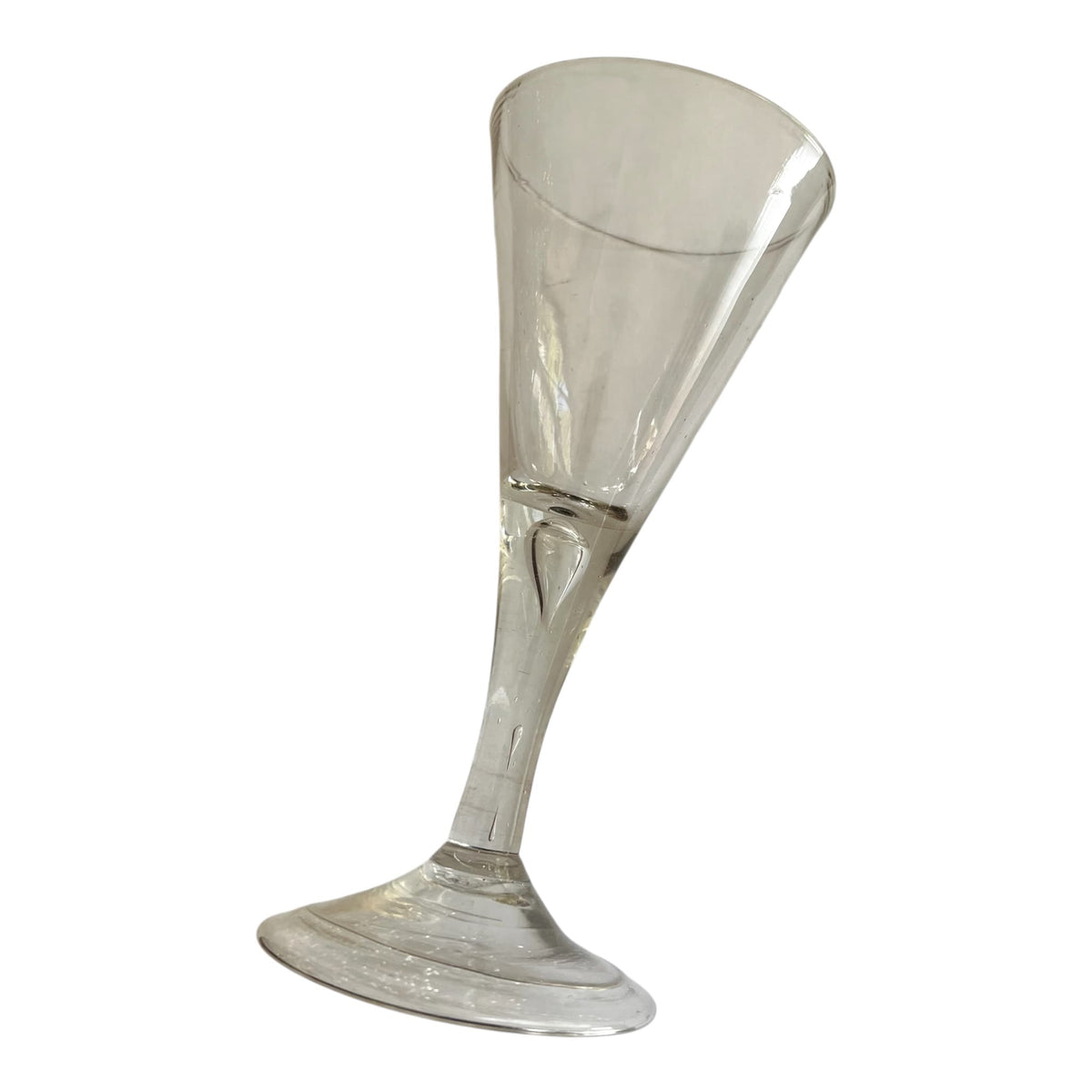 Grand verre à vin de forme cornet du XVIIIe siècle en verre soufflé avec goutte d'air dans la jambe.