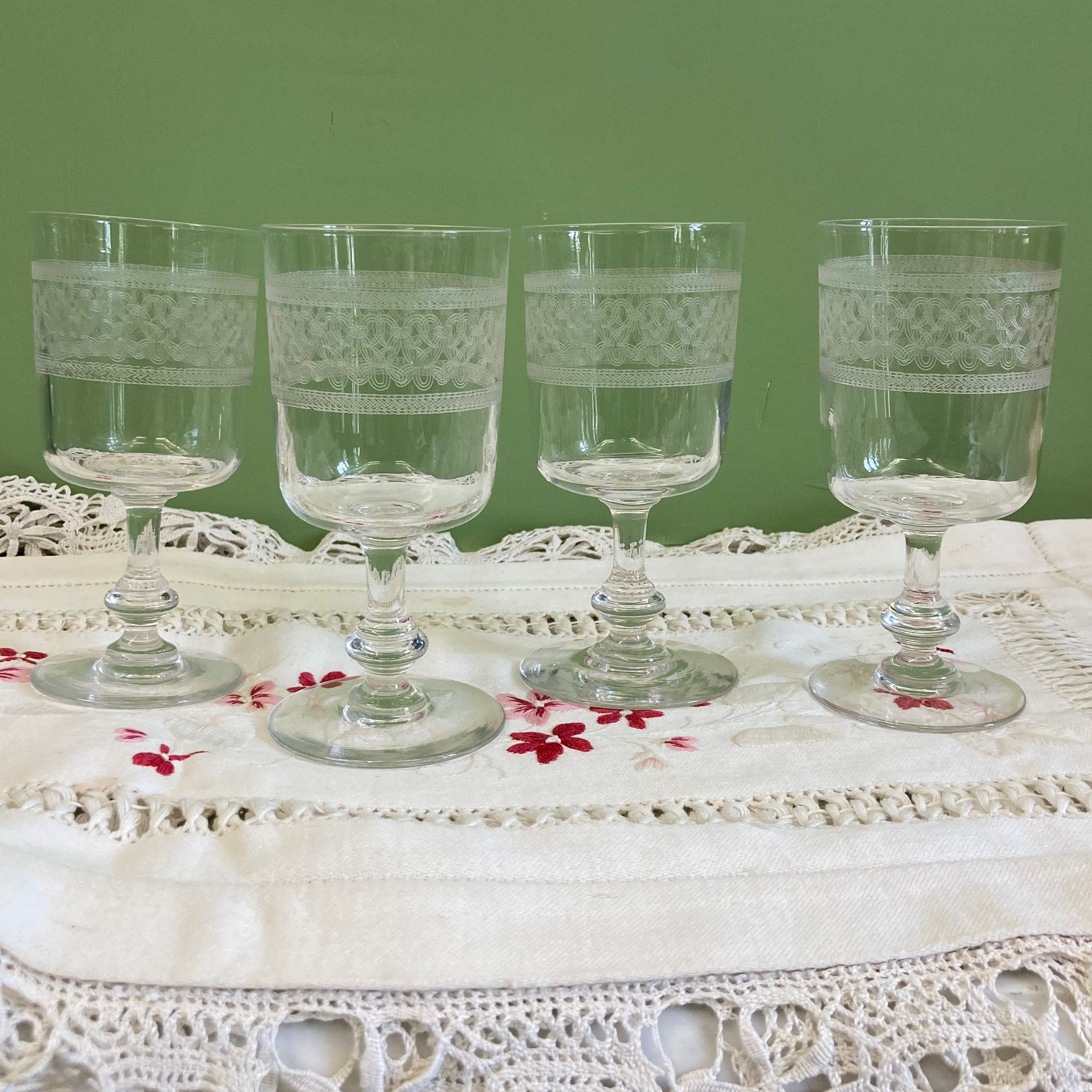 4 Grands verres à vin en cristal gravé début 20e.