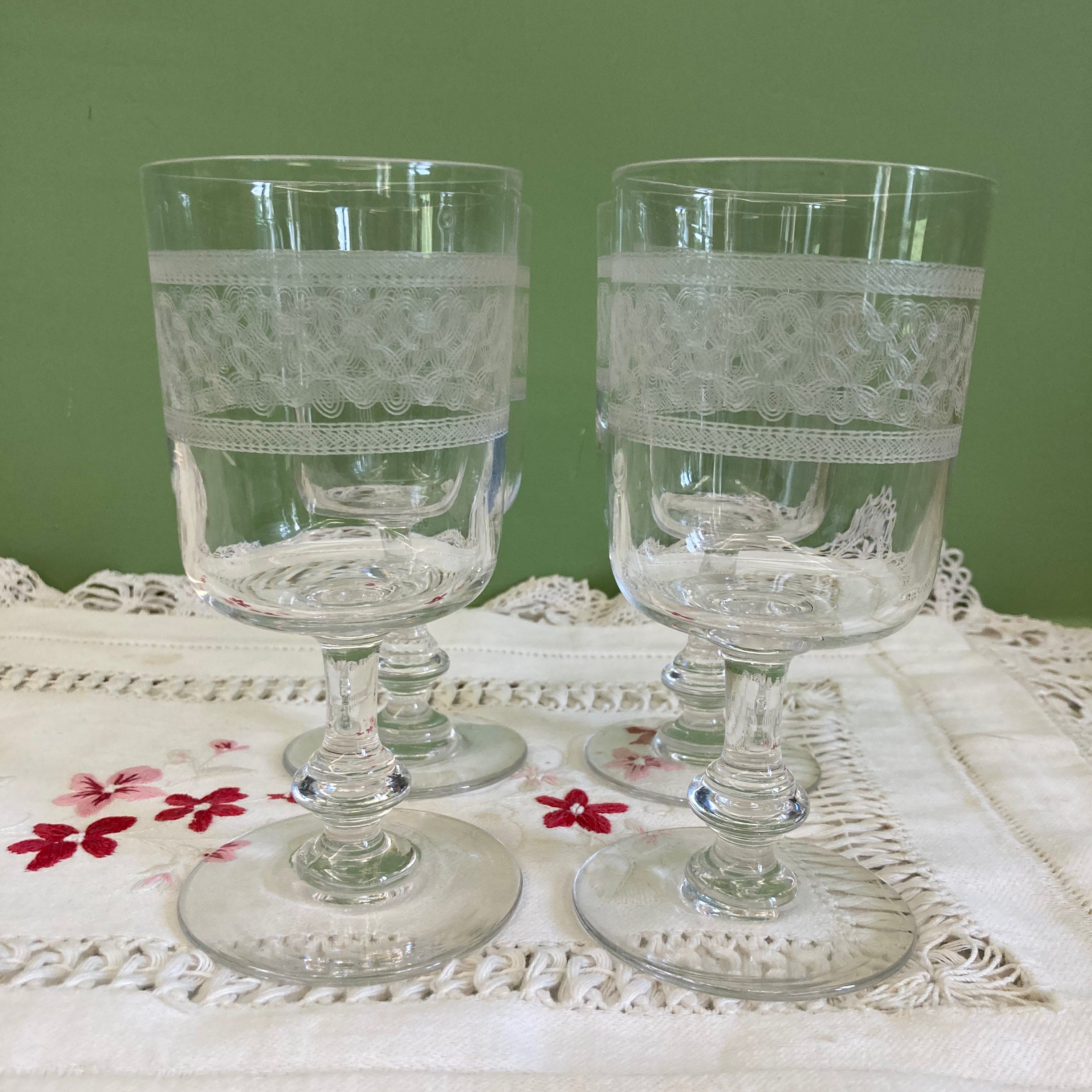 4 Grands verres à vin en cristal gravé début 20e.