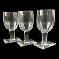 Ancienne suite de 3 verres à pied en cristal au design moderniste d'époque Art Déco circa 1930.
