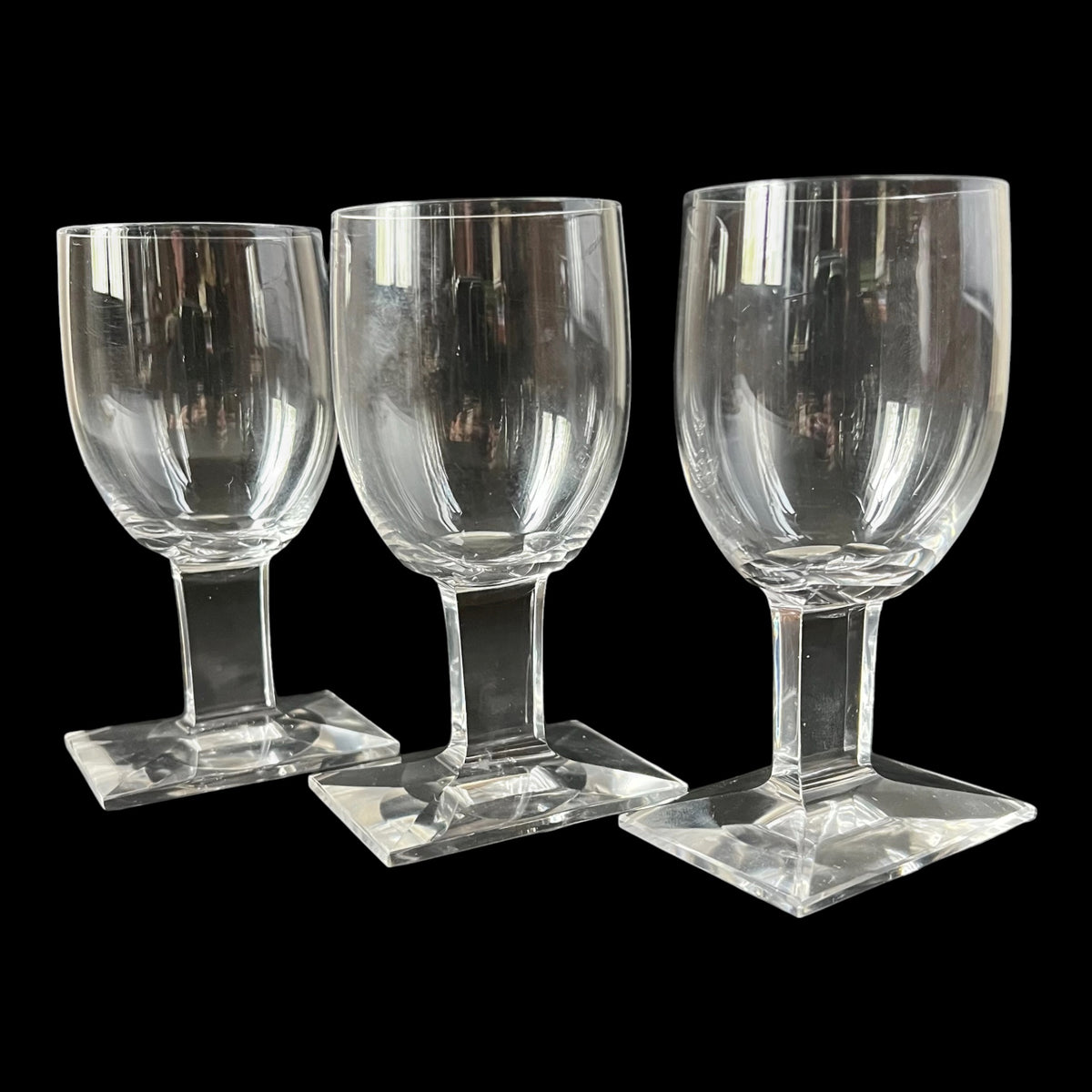 Ancienne suite de 3 verres à pied en cristal au design moderniste d'époque Art Déco circa 1930.

