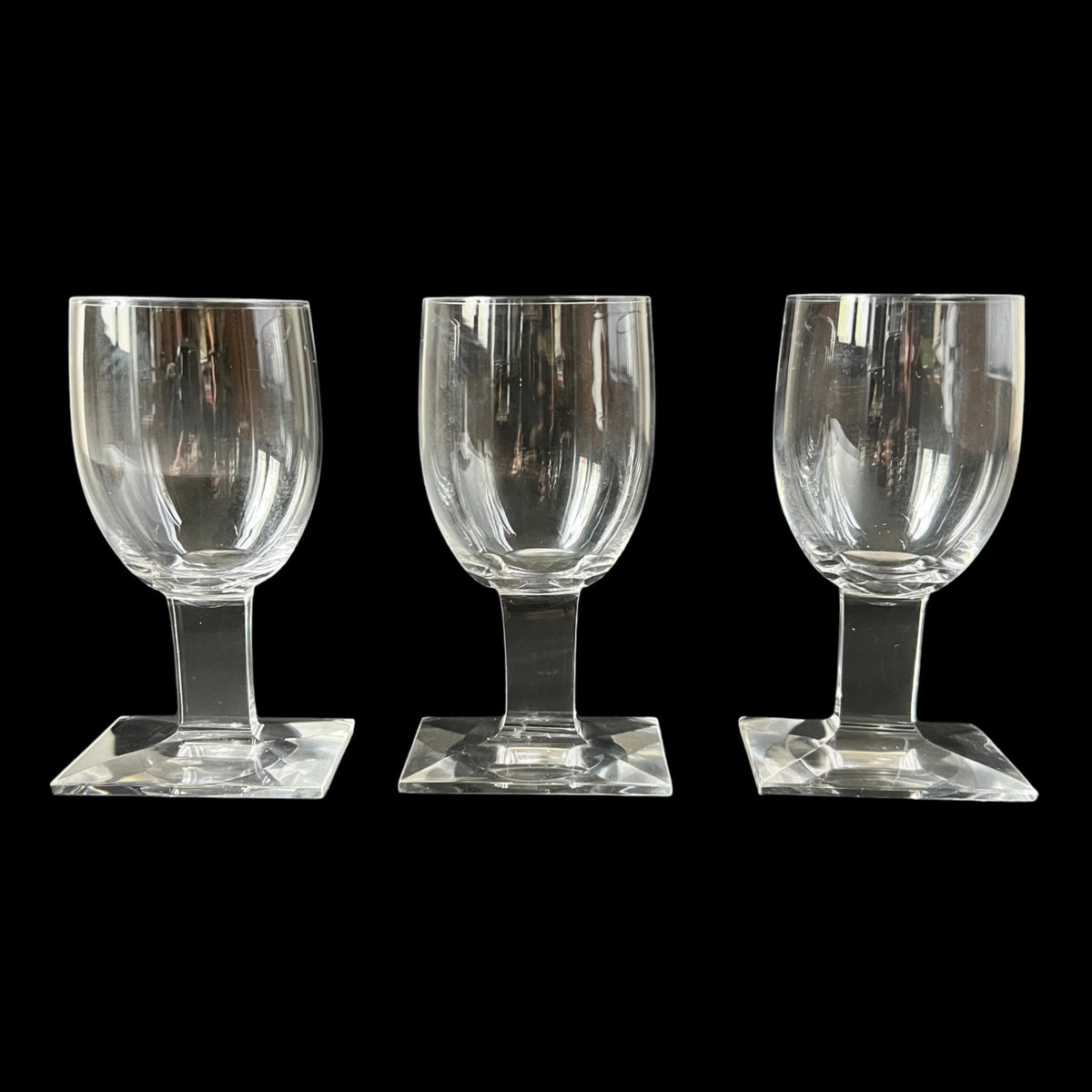 Ancienne suite de 3 verres à pied en cristal au design moderniste d'époque Art Déco circa 1930.
