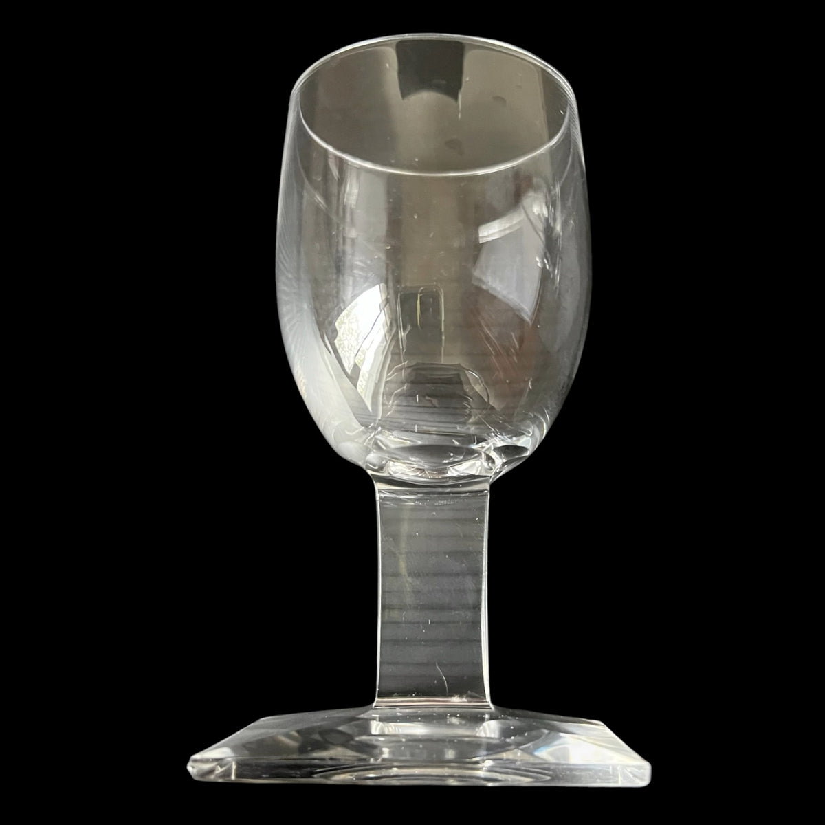verre à pied en cristal au design moderniste d'époque Art Déco circa 1930.
