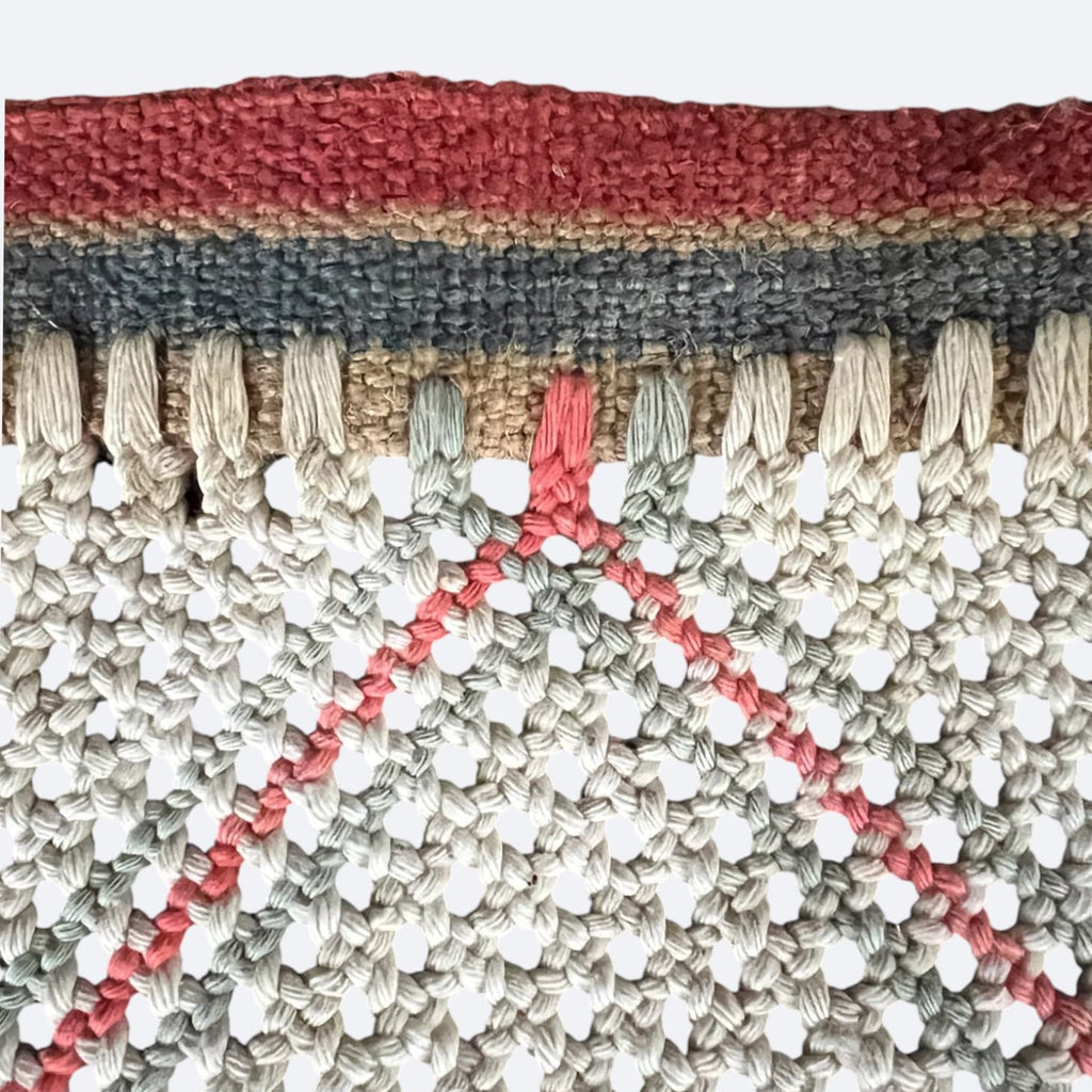 Détail des mailles en losanges rouges et gris d'une émouchette à bœufs ancienne de Chalosse.