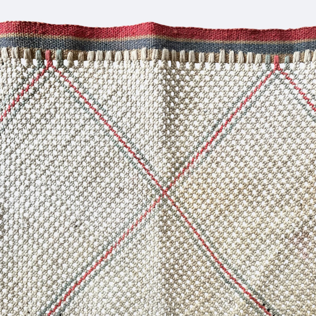 Détail des mailles en losanges rouges et gris d'une émouchette à bœufs ancienne de Chalosse.