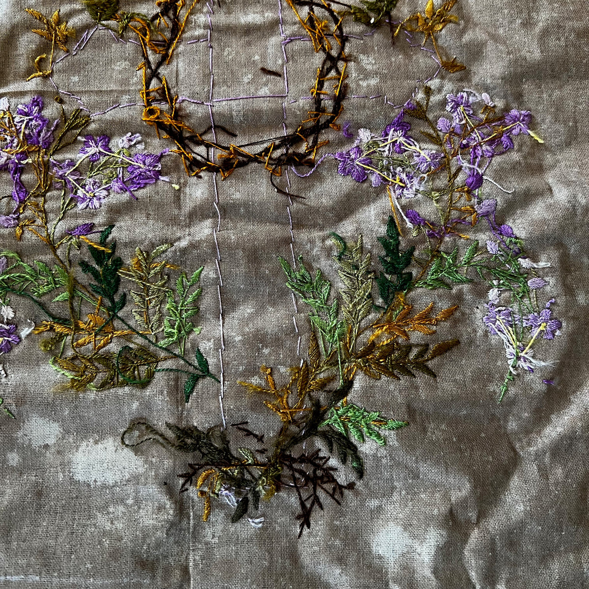 détail des broderies au dos