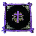 Voile de calice de deuil de la fin du XIXe siècle en velours noir avec face achevée brodée d'une croix violette et de pensées, présentant des nœuds décoratifs aux angles,  revers resté inachevé. 