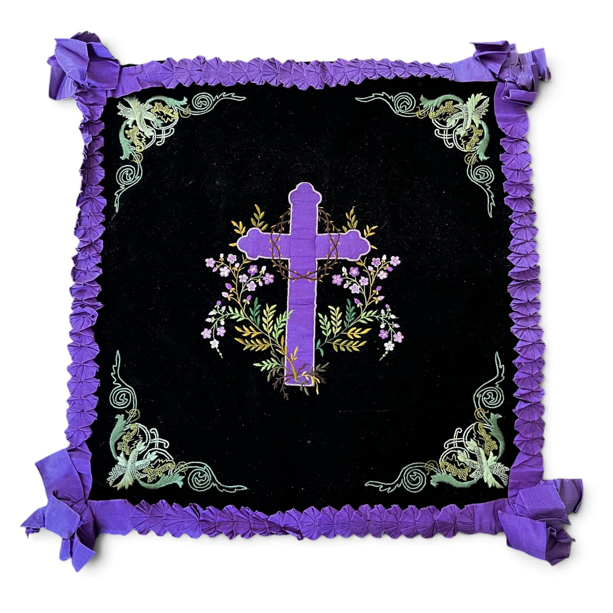 Voile de calice de deuil de la fin du XIXe siècle en velours noir avec face achevée brodée d'une croix violette et de pensées, présentant des nœuds décoratifs aux angles,  revers resté inachevé. 