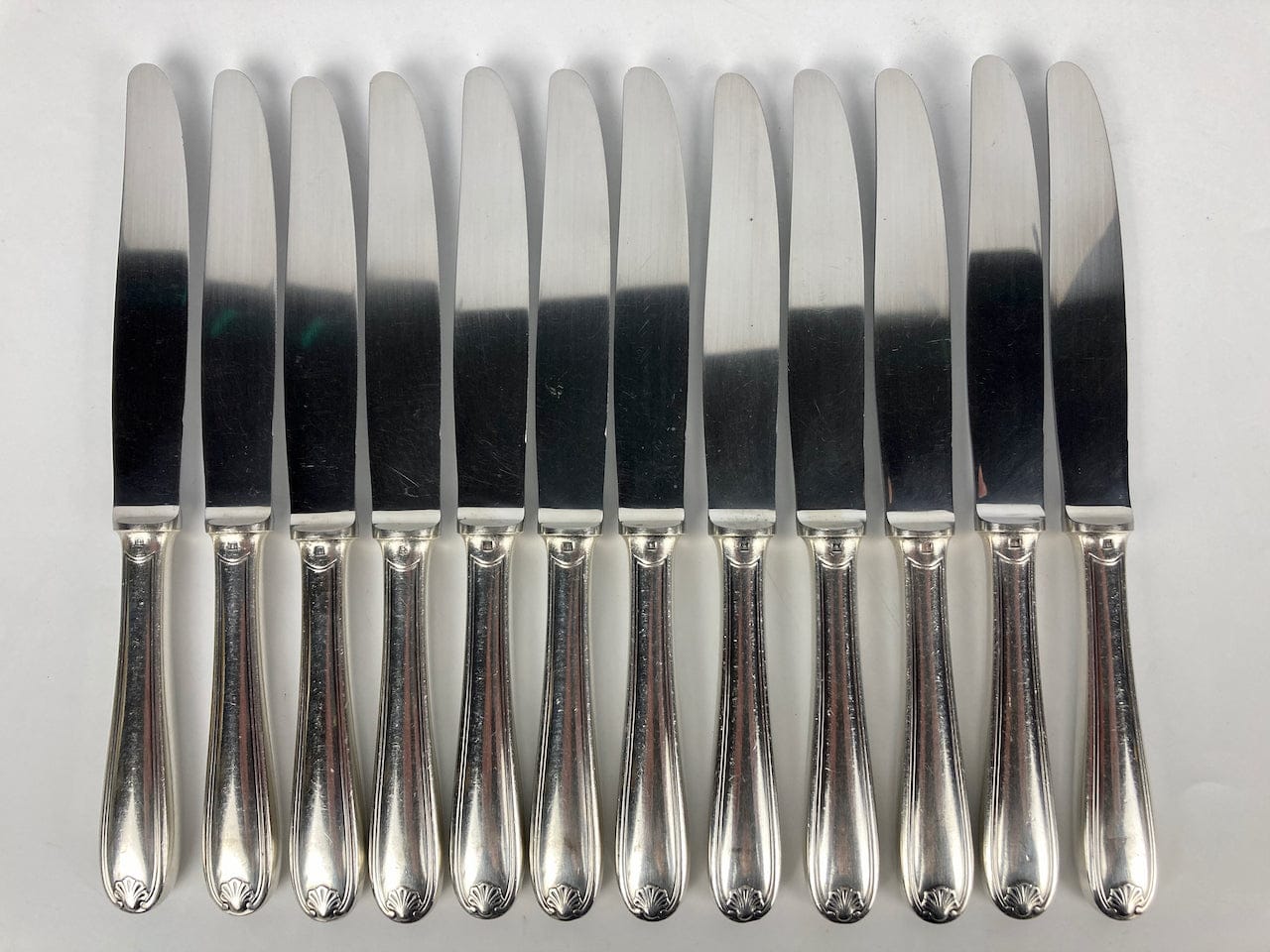 Maison Christofle Coquille Marot  12 Couteaux à Entremets