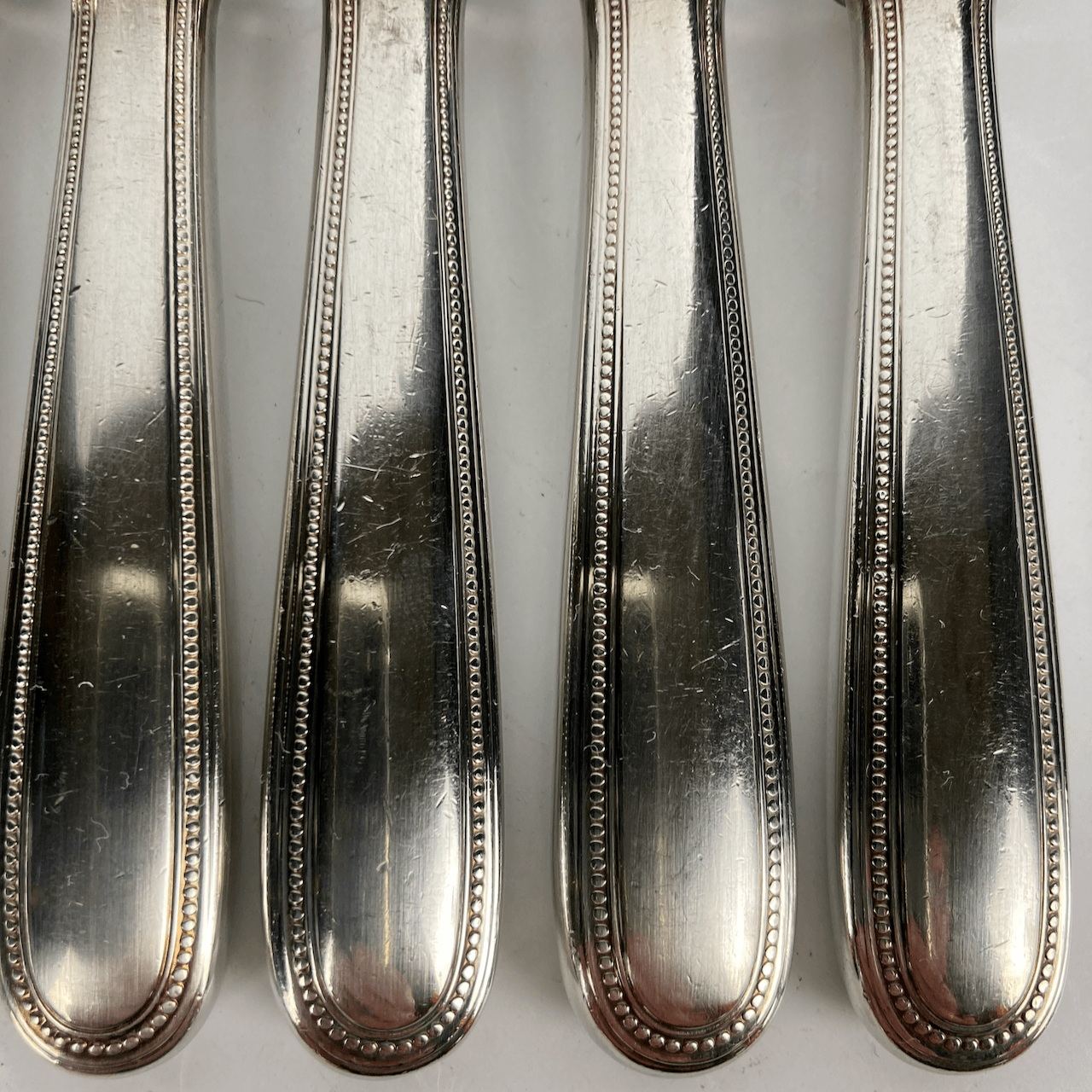 Maison Christofle 8 couteaux à entremets perles