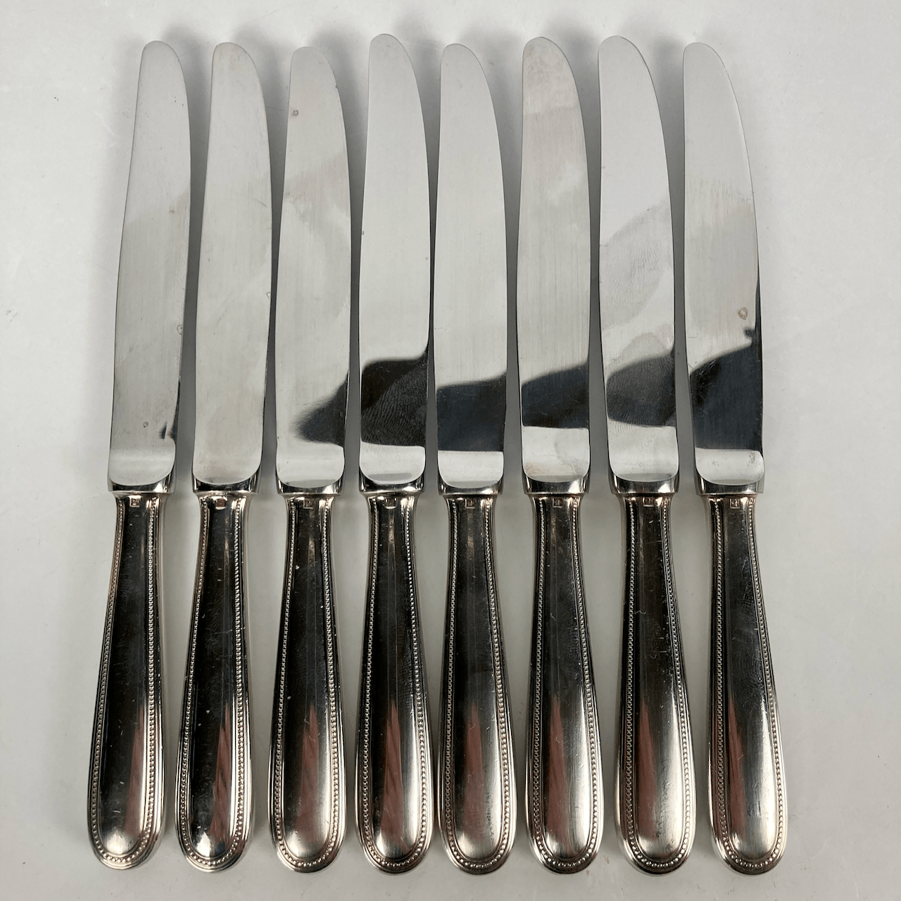 Maison Christofle 8 couteaux à entremets perles