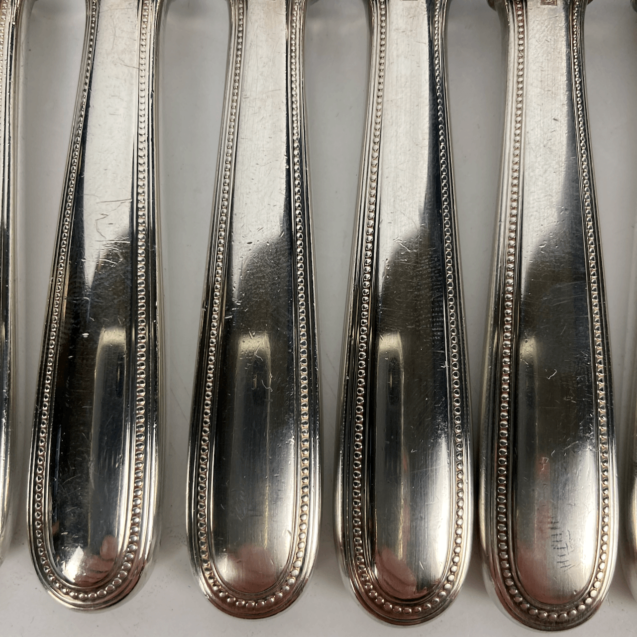 Maison Christofle 8 couteaux à entremets perles