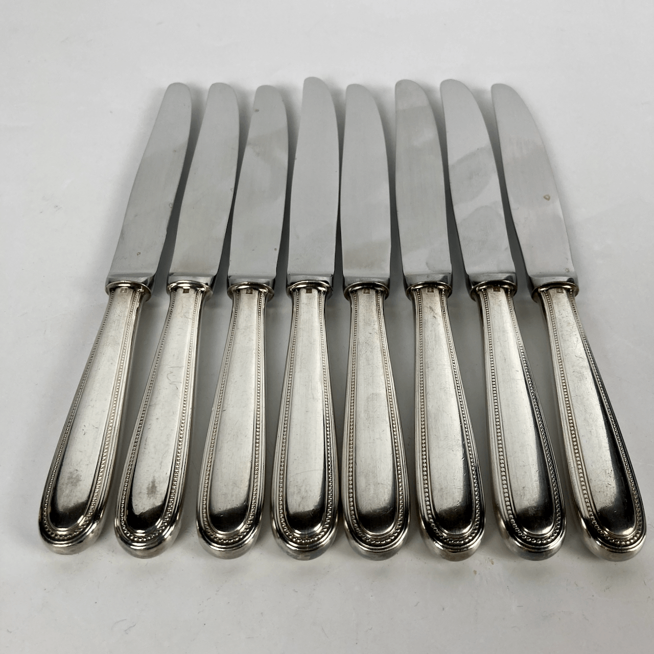 Maison Christofle 8 couteaux à entremets perles