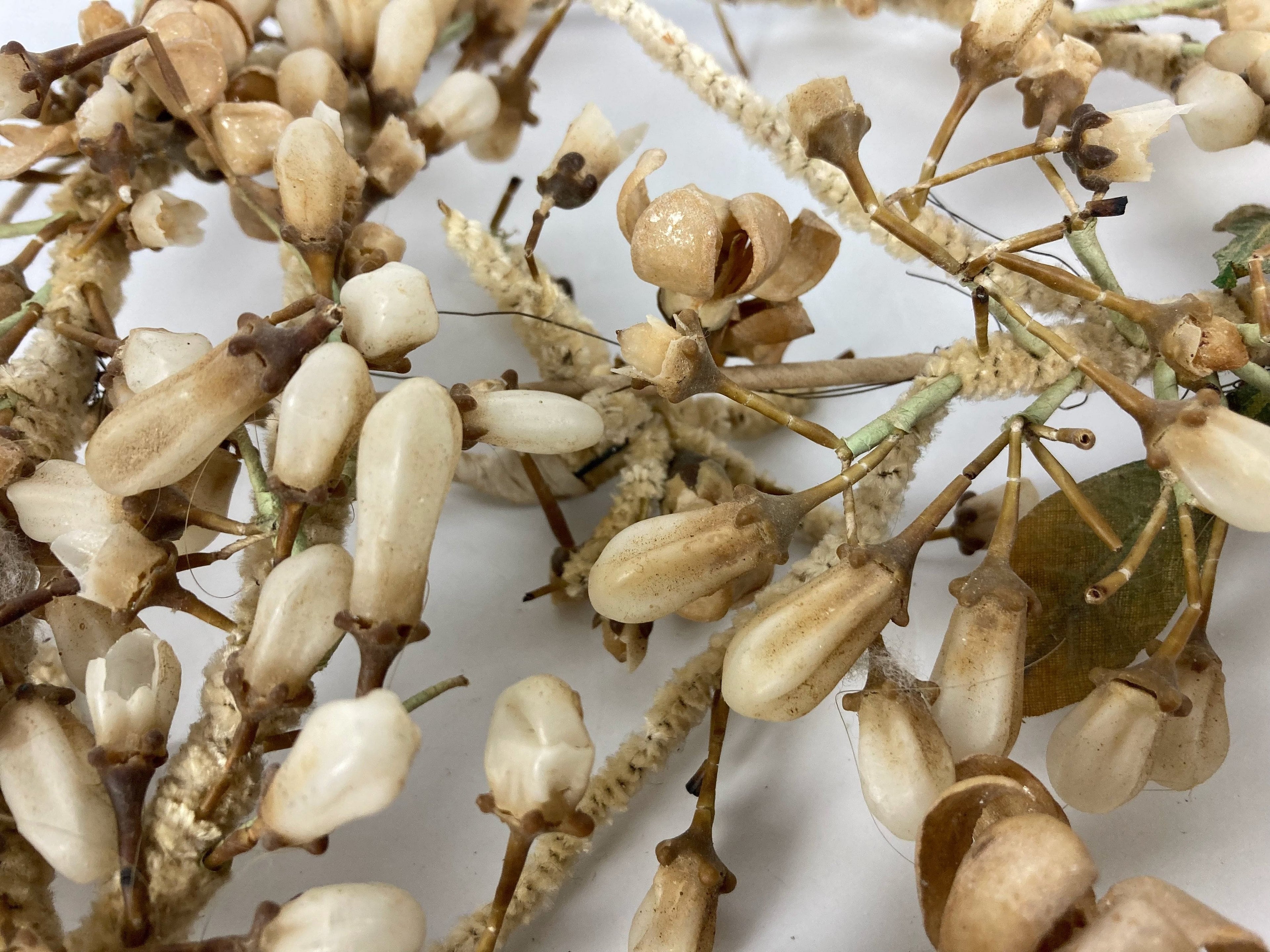 Ancienne couronne de mariée XIXe. Fleurs cire