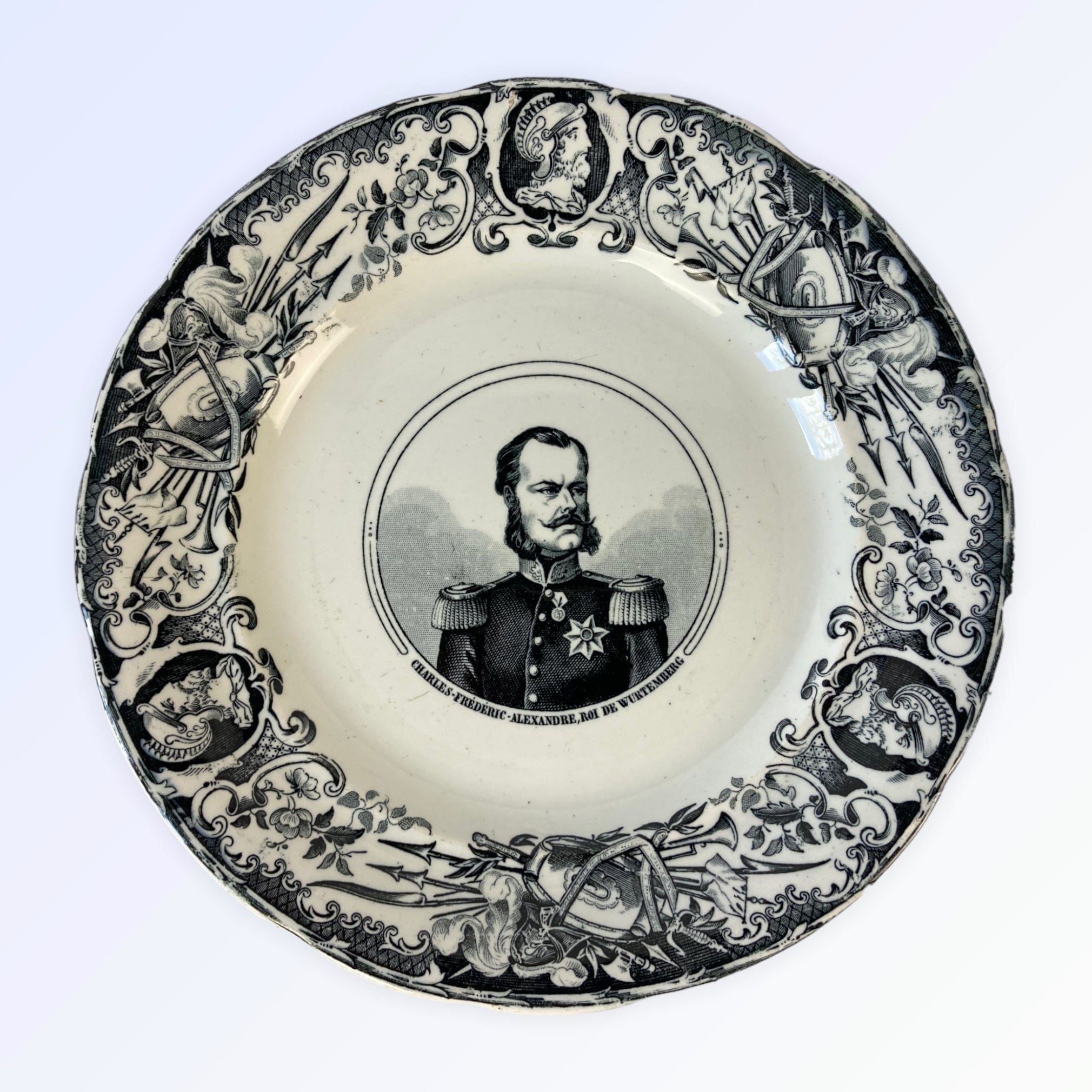 8 assiettes les "Souverains d' Europe" Choisy le Roi XIXe.