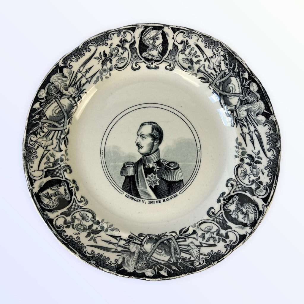 8 assiettes les "Souverains d' Europe" Choisy le Roi XIXe.