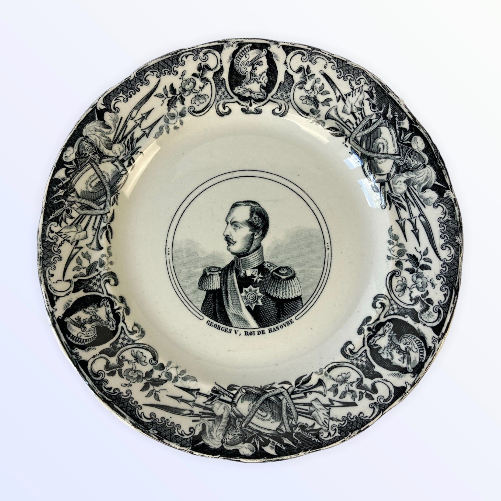 8 assiettes les "Souverains d' Europe" Choisy le Roi XIXe.