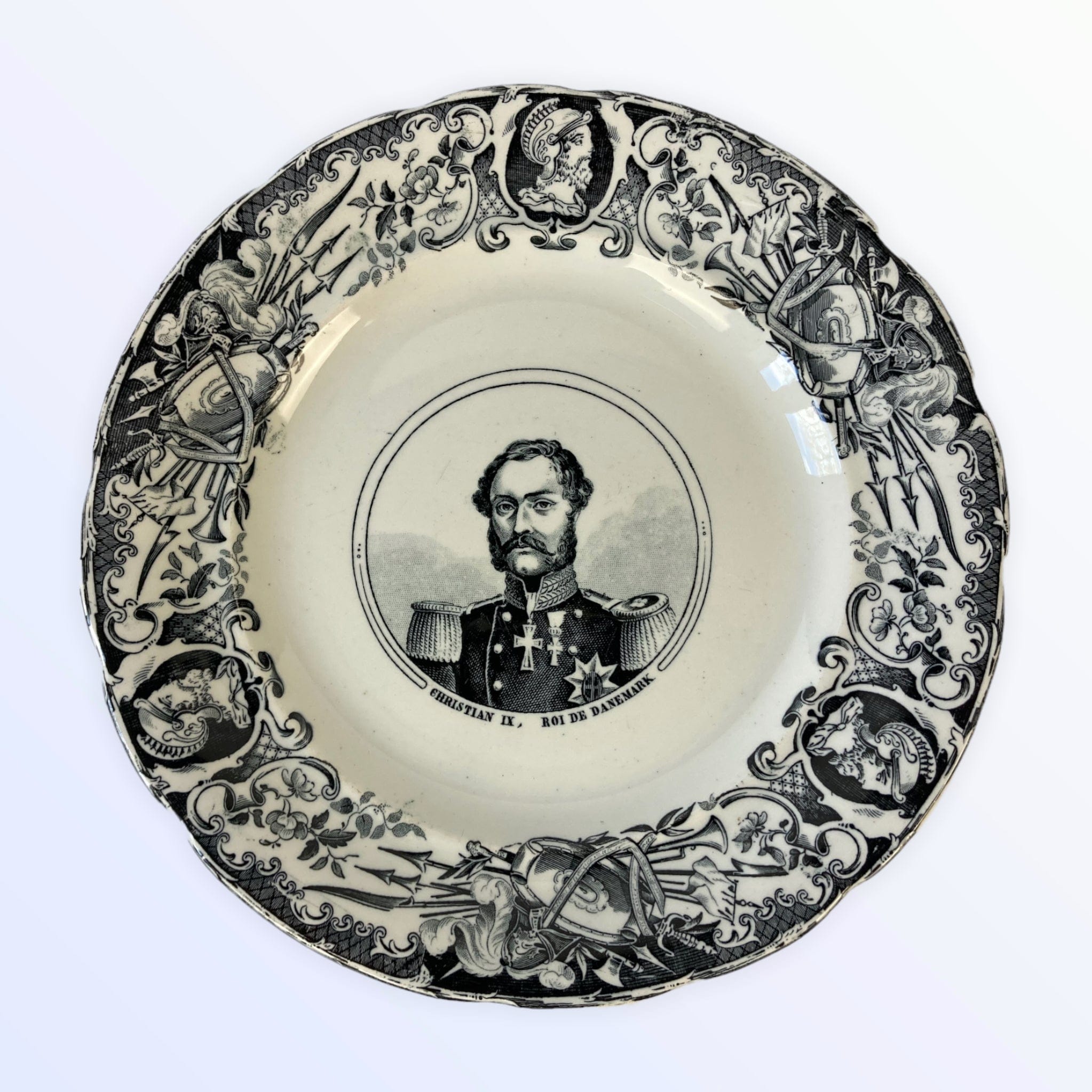 8 assiettes les "Souverains d' Europe" Choisy le Roi XIXe.