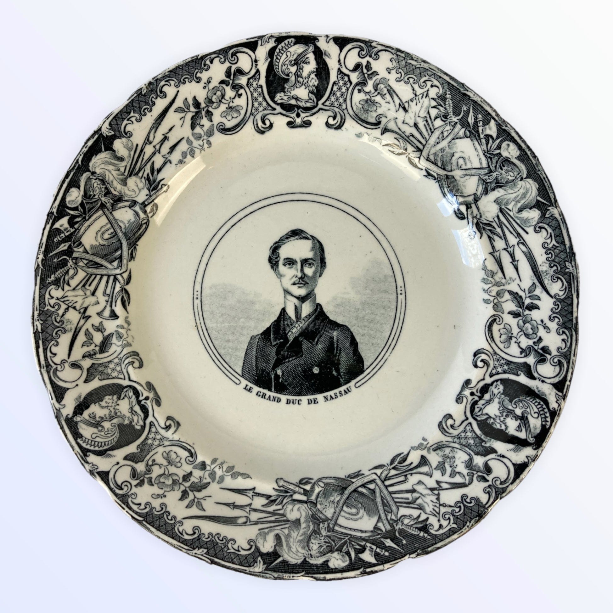 8 assiettes les "Souverains d' Europe" Choisy le Roi XIXe.