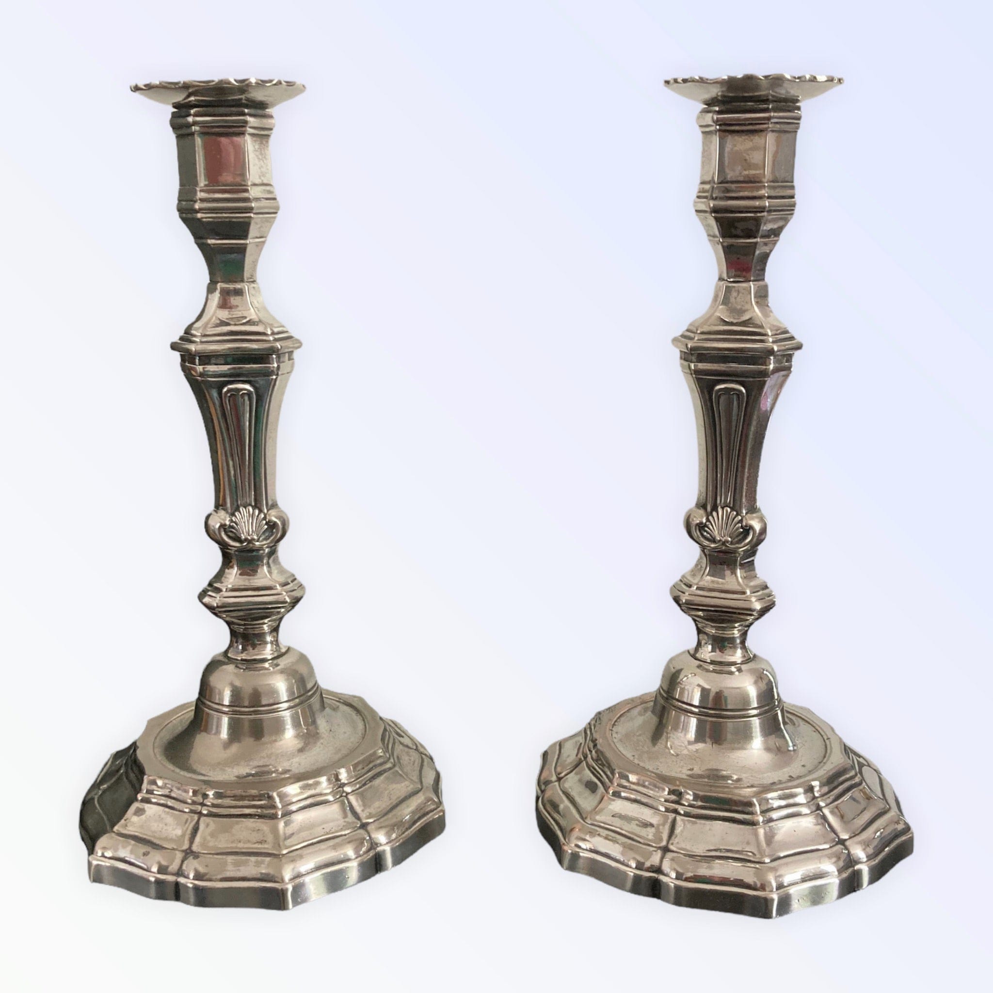 Paire de bougeoirs style Régence fin XIXe métal argenté