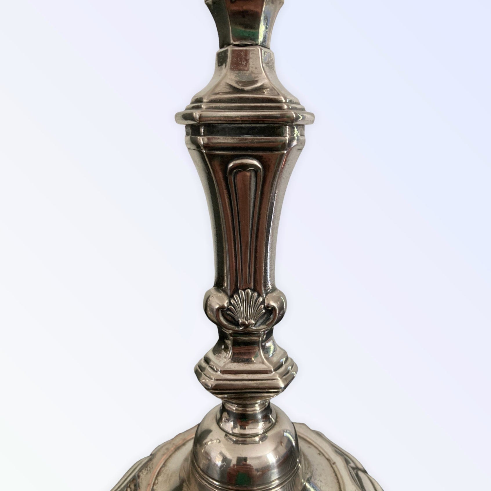 Paire de bougeoirs style Régence fin XIXe métal argenté