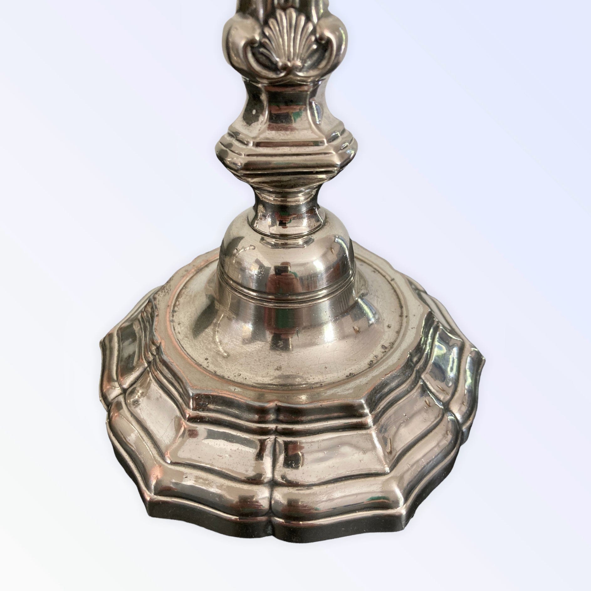 Paire de bougeoirs style Régence fin XIXe métal argenté