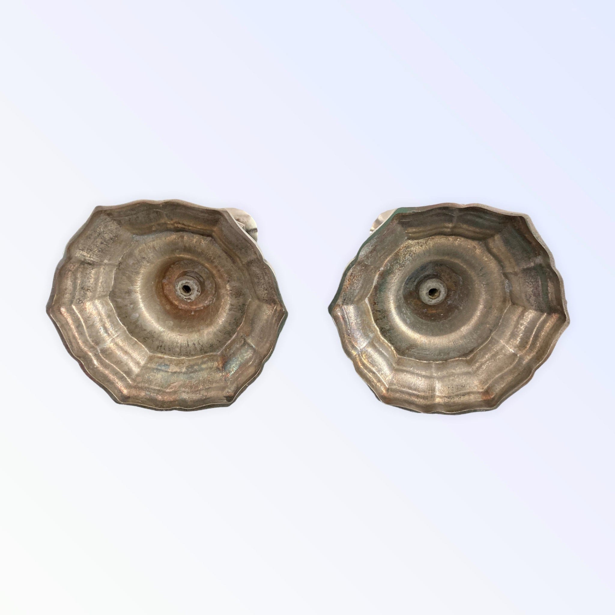 Paire de bougeoirs style Régence fin XIXe métal argenté